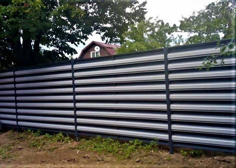 Купить Из горизонтального штактеника забор двухцветный в Москве по цене от 2150 руб. Из горизонтального штактеника забор двухцветный купить Москва